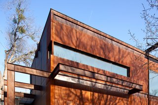 The house is clad in weathering steel panels and has a strong sense of horizontality. Photo by Brian Mihealsick.