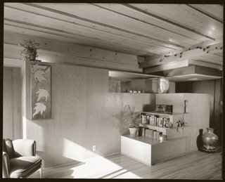 The famed architectural photographer Julius Shulman photographed the apartments in 1945.