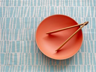 The classic Heath shallow salad bowl gets a fresh look in Poppy, a limited-edition Summer Collection 2012 color.