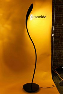 This sleek luminaire designed by Karim Rashid for Artemide is made of hydroformed metal in polished black or white finish. A joint along the vertical lamp development allows a 350 ̊rotation adjusting the light emission and assuming different shapes in the space.