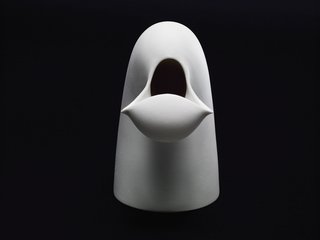 A porcelain reservoir for vinegar.