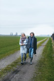 Leen and Middendorp walk down a path in Akkrum.