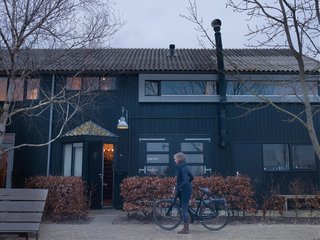 Leen and Middendorp’s home faces the Akkrum marina. In the spring and summer, the family can hear the chirping of birds that lay their eggs on the roof, in nests fortified with stray bits of wool that have floated into the garden. "I like to picture the different colored nests up there," says Leen. "It gives me a feeling of harmony with nature."