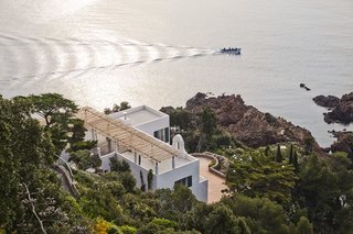 Villa Le Trident owes its name to the steep three-pronged piece of land on which it is situated. Before and after the Second World War, the likes of Picasso, Somerset Maugham, and the Windsors all paid a visit to Dierks and his stunning French getaway.