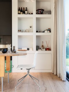 The Catifa chair in the dining area is by Arper.