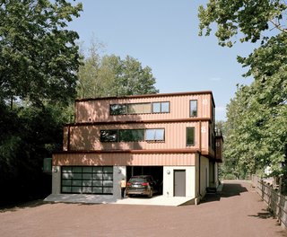 The structure consists of eight shipping containers on the second floor and three on the third floor. To meet the foundation’s slightly variable width, three of the containers were halved and pulled apart toward the front of the house, which also allowed for the insertion of a custom skylight in the main living space.