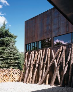 Facade Focus: Steel - Photo 2 of 3 - The rectilinear house is comprised of a main house and a guest house connected via a sixty-foot-long bridge.