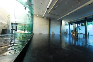 The glass walls were chosen to connect the hotel with Casa Quiñones and Casa Franco. On either side of the hotel, you can see the exterior wall of the adjacent house.