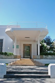 Built by Pedro Castellanos, Casa Quiñones was one of the first modern homes in Guadalajara. Not only does it feature ample roof space for parties, it also features an elevator and floating staircase.