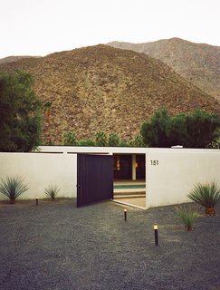 A long low response to the rugged landscape, Doug Paton and Stacey Chapman Paton’s house is a linear white exercise <br><br>in modern entertaining.