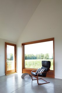Though the house is only 925 square feet, Moffitt argues that it feels much larger, for which she credits three factors: its visual connections to the outdoors, its open spaces, and its simple interior-design language.