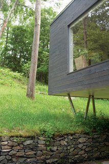 The new gabion walls were designed <br><br>to find a rustic sympathy with the house’s foundation.