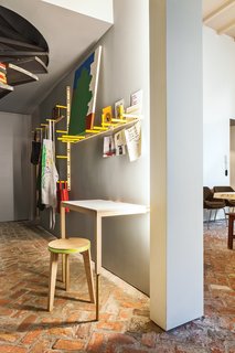 This House Proves Art Galleries Can Be Super-Friendly - Photo 4 of 18 - The main rooms include an art nook.