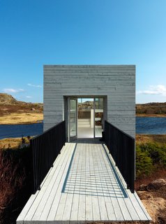 Those seeking isolation and inspiration to tackle their work need look no further. A minimalist cube set against a picturesque background form a studio free of distraction, except maybe that view! Newfoundland, Canada. By Saunders Architecture from the book Rock the Shack, Copyright Gestalten 2013.