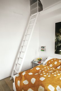 The Laccio side table in the bedroom is by Marcel Breuer for Knoll.