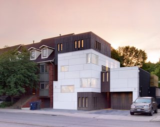 The home’s emphasis on light and linearity is evident even from the street, where carefully placed windows and a combination of stained cedar and Eternit cement-fiber panels create a stunning silhouette.
