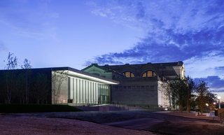 The 1904 Beaux Arts Main Building with the new East Building in the foreground. Image courtesy of the Saint Louis Art Museum and Architectural Wall Systems. Photo by: Jacob Sharp.