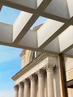 A view of the interior’s coffered ceiling stretching outside. Image courtesy of the Saint Louis Art Museum.