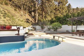 8 of the Best Modern Pools to Dream of Before the End of Summer - Photo 6 of 8 - Mass Studio completed the renovation of a 1960s house in Brentwood, California, that came complete with a classic midcentury kidney pool. During the renovation, the patio and area around the pool was refreshed with a lounge area, fire pit, and plants.