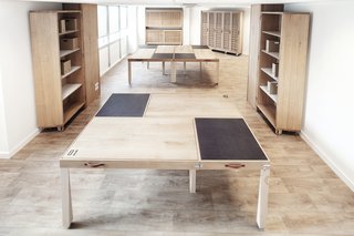 A Modular Meeting Room Features a Table with 6 Possible Layouts - Photo 2 of 6 - The designers came up with the solution "1 Table – 6 Layouts," a modular collection of six L-shaped tables that fit together in six different configurations.