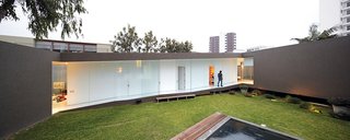 At once part of the city and protected from it, the house benefits from plenty of open space and light and creates its own courtyard enclosure.