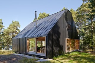 This dwelling joins a number of structures—such as a boathouse and guesthouse—owned by one family and used for vacations. They needed a new house to accommodate new generations at the reatreat.