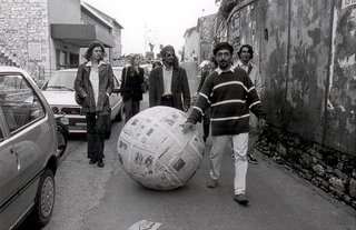As part of Sculpture for Strolling (2005), Pistoletto advises participants: "After reading the daily newspaper, immerse it in water then form a small sphere by compressing the wet newspaper with one's hands. Enlarge the sphere by adding new daily newspapers soaked in water. Continue this procedure until the sphere is a meter in diameter. When well dried out, roll the newspaper sphere outside in the streets and the squares as a "sculpture for strolling."