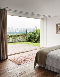 Those in a bedroom are by Toque Final.