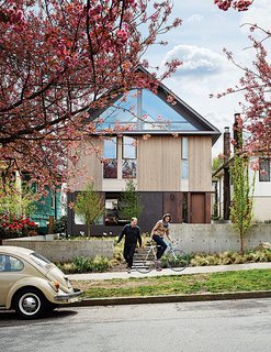 Stephen Waddell and Isabel Kunigk worked with architect D’Arcy Jones to breathe new life into their "dank old" structure. The couple chose to sacrifice square footage inside in order to make the most of outdoor space.