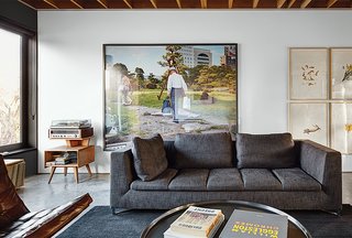 In the living area, a Ligne Roset sofa accompanies a vintage Adolf Loos coffee table. The 2003 photograph Pond Garden is by Stephen Waddell.
