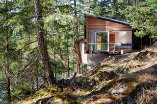 The site needed a path that would let residents easily ascend from the bank to the house. The architects created one by simply replicating the way they had naturally walked up the site the first time they visited. The result is a meandering trail that directs visitors to the landscape’s different features — whether a majestic Arbutus tree, a private stone beach, or a wildflower clearing.