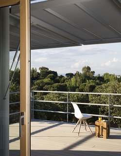 This Futuristic Prefab in Spain Has All the High-Tech Gizmos of a Spaceship - Photo 2 of 9 -