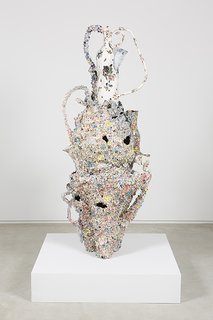 Francesca DiMattio, Bloemenhouder, 2015, glaze and luster on porcelain and stoneware.