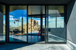 An enormous boulder blocks views of the street, enhancing the sense of tranquility.