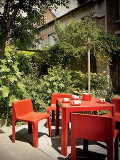 This Petite Paris Apartment is a Vintage Furniture–Filled Delight - Photo 3 of 9 -