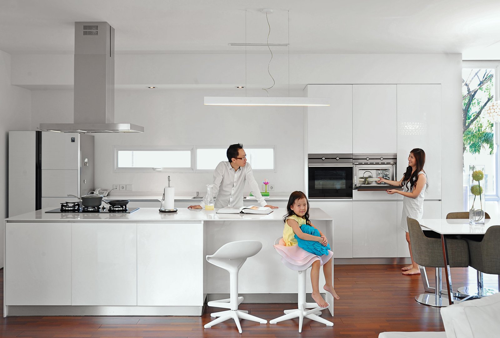 For the kitchen, he selected an oven, hood, and cooktop from Teka and a Samsung refrigerator. The table is his own design and the bar stools and chairs are from Informa.