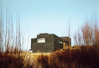 In the shadow of the newly renamed mountain Denali, amid Alaska’s meadows and icy streams, a former teacher and a four-time Iditarod winner built a modernist cabin as expansive as the Last Frontier.