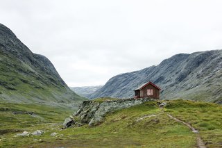 Anka Lamprecht and Lukas Wezel shared their rustic domicile in a valley in Grotli, Norway. Boasting an enviable view, it’s the first cabin archived in the book’s "Backcountry" category that features homesteads in the wilderness.