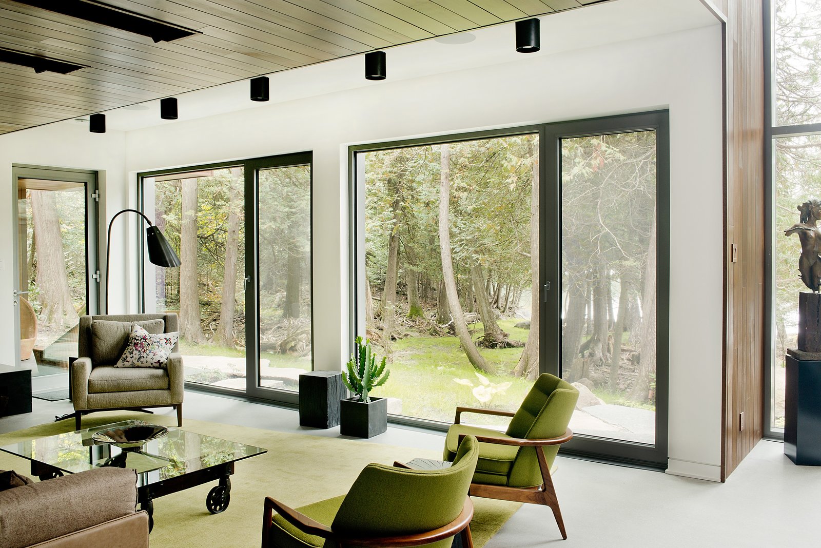 Low-impact materials were also used for the interior design, which is comprised primarily of concrete, glass, stone, wood, and steel. A palette of mostly light and neutral shades puts the attention on the views.