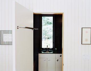 This Tiny New England Cottage Is a No-Frills Weekend Hideaway - Photo 6 of 12 -