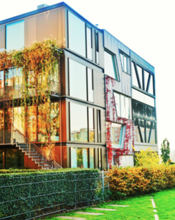 Photo of the Week: Striking Facade in Berlin - Photo 1 of 1 -