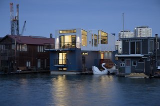 Made of black anodized aluminum with stainless steel hinges, the home’s warehouse-style windows are designed to withstand corrosion. No wood was used on the exterior except for the dock, called a finger pier, which allows access to the front door and the couple’s boat. The home looks out onto downtown San Francisco, with AT&T Park visible from the main deck.