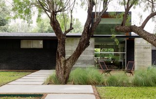 A Modern Renovation Connects to a Traditional Texas Town Through a Glass Wall - Photo 1 of 10 -