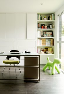 A Modern Renovation Connects to a Traditional Texas Town Through a Glass Wall - Photo 3 of 10 -