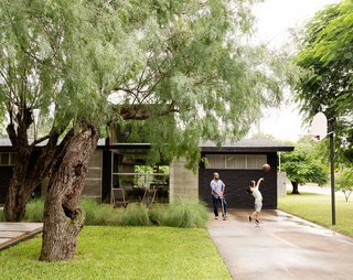 A Modern Renovation Connects to a Traditional Texas Town Through a Glass Wall - Photo 2 of 10 -
