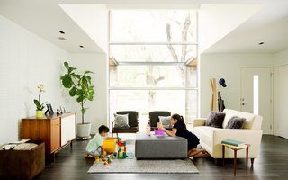 A Modern Renovation Connects to a Traditional Texas Town Through a Glass Wall - Photo 5 of 10 -