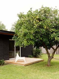 A Modern Renovation Connects to a Traditional Texas Town Through a Glass Wall - Photo 6 of 10 -