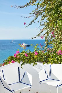 The color of royal blue appears throughout the hotel and pops against the bright white foundations—both indoors and out.