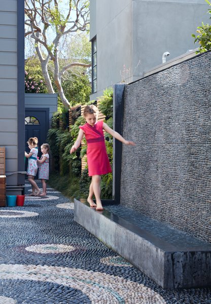The water wall was one of the family’s main requests. Not only does it provide the girls— Serafina, Carolina, and Madeleine—a place to play, it also blocks street noise.