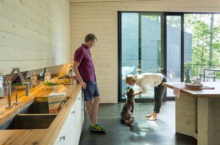 Uses for the three rectilinear pavilions are distinctly categorized: The dining room and kitchen are located in the central volume; a guest bedroom and media room are situated in the west wing; the master bedroom and a bunk room, for the boys, are in the east wing.